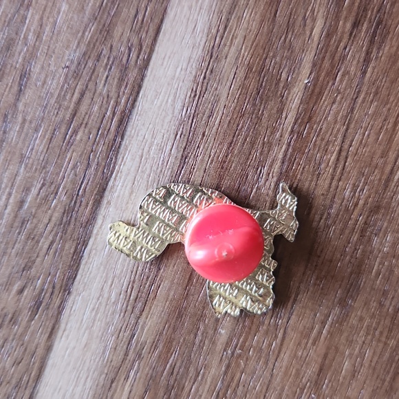 Roosters Enamel Brooch - Picture 2 of 3